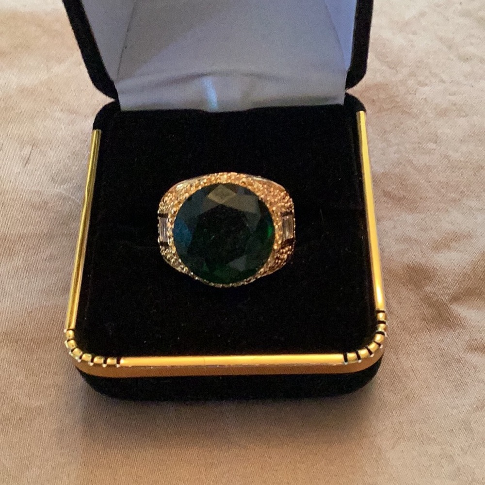 Gorgeous Emerald 10K Gold Ring Size 6